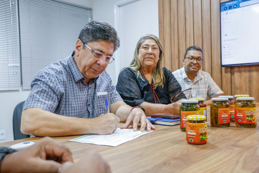 Diretor Geral da Adapi assinando certificado